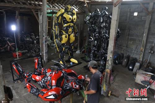 变废为宝！印尼工人将废旧摩托材料改造成机器人