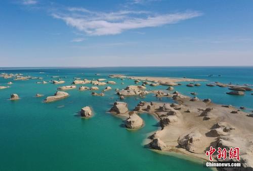 青海大柴旦乌素特水上雅丹地貌形态万千