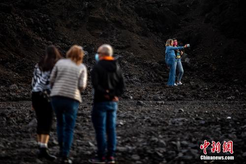 西班牙拉帕尔马岛火山喷发后 民众开启“火山游”