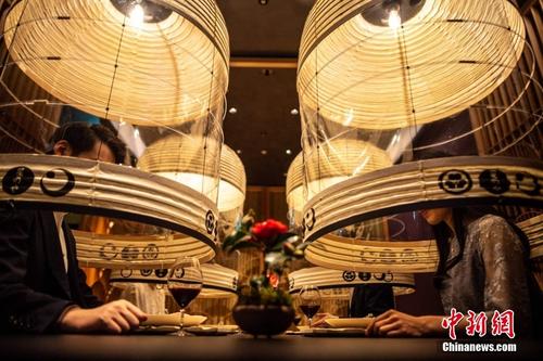 为保持社交间距 日本东京酒店打造用餐“防护罩”