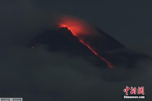 印尼火山喷发 岩浆喷涌而出