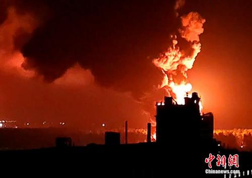 俄罗斯布良斯克一处石油基地发生火灾