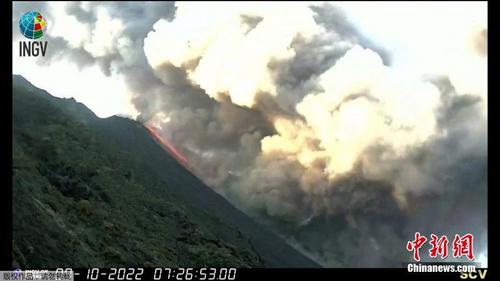 意大利斯特龙博利火山喷发 火山灰浓烟滚滚