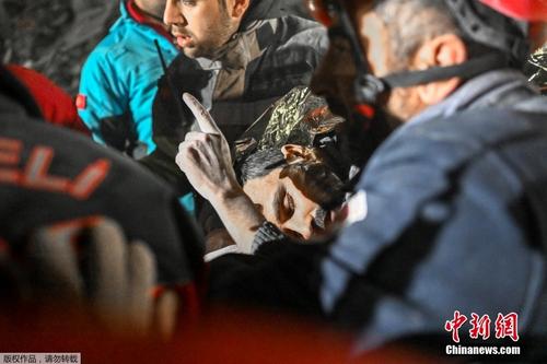 震后超210小时 土耳其哈塔伊幸存者获救