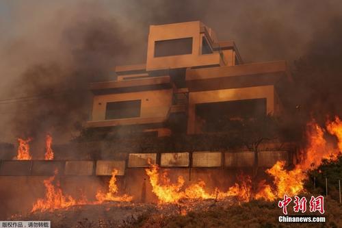 希腊雅典附近发生山火 多栋房屋被毁
