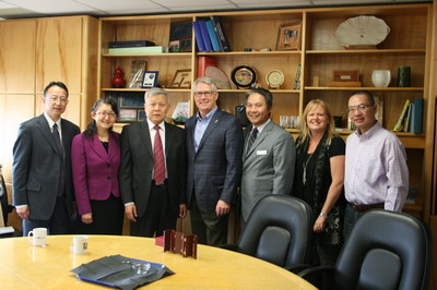 驻卡尔加里领事访加拿大莱桥大学 汉语课堂教