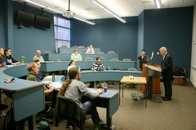 驻卡尔加里领事访加拿大莱桥大学 汉语课堂教