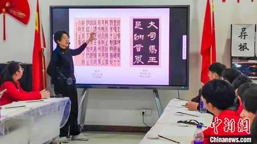 海外华裔青少年学习书法。山西省侨联供图