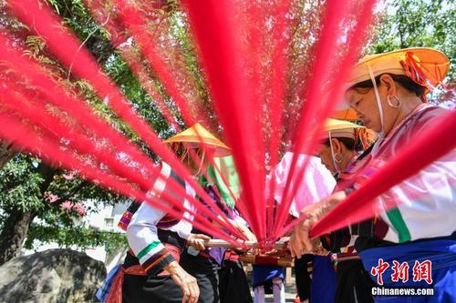 海外华媒走进云南新平 体验“花腰傣”生活