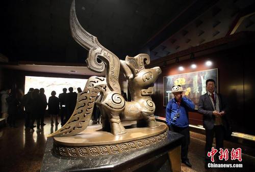海外华媒代表探访三星堆博物馆 感受古蜀文明 