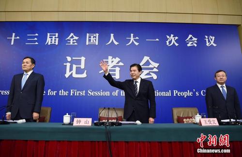 人大会议记者会 商务部部长钟山等答问