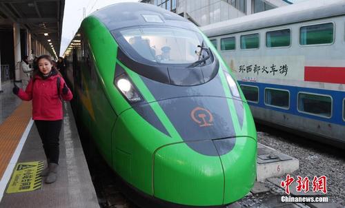 兰渝铁路首开“复兴号”动车组列车