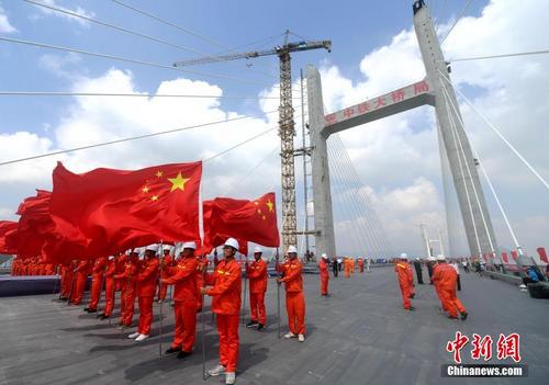 世界最长、中国第一座跨海峡公铁两用大桥全桥贯通 