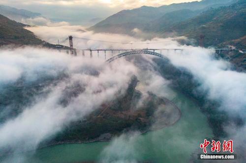 世界最大跨度铁路拱桥主体建成 全长1024.2米