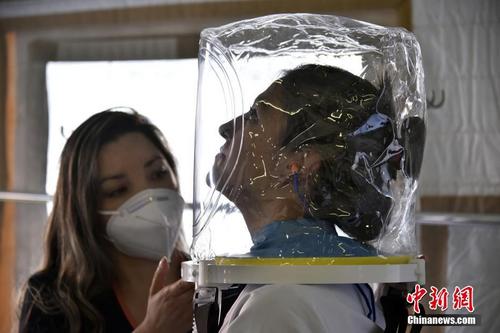 哥伦比亚医院推出透明头盔式新冠氧气面罩