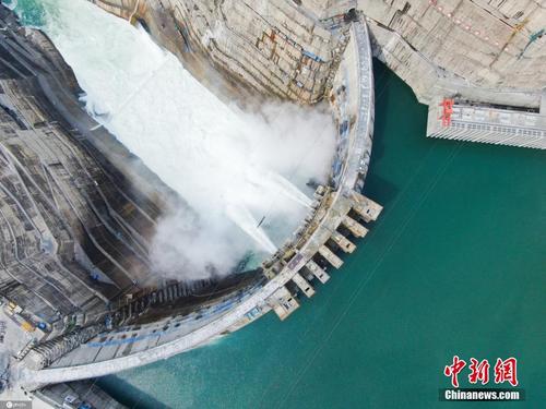 世界在建最大水电站白鹤滩水电站首批机组投产发电