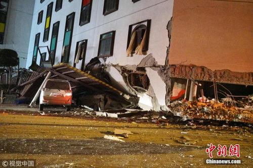 台湾花莲附近发生6.5级地震 地面震裂楼房倾倒 