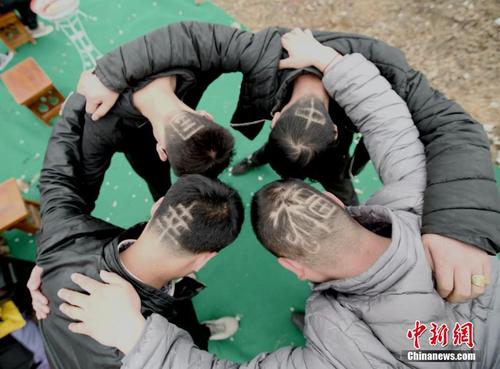 百名民众杏花林中剃“龙”头  