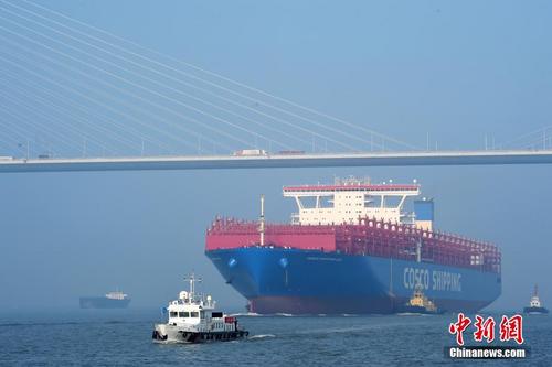 400米长集装箱船江苏试航 