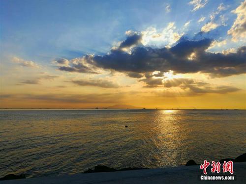 “最美夕阳”马尼拉湾落日余晖醉人 
