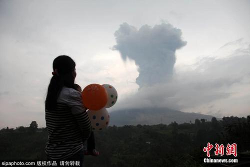 印尼锡纳朋火山活跃 上方升腾起巨大“蘑菇云”