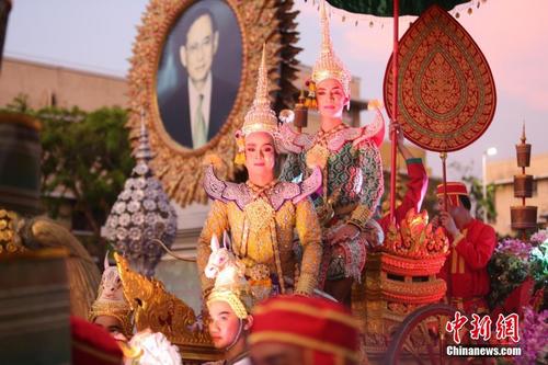 泰国举办花车巡游庆祝却克里王朝建都236周年