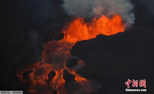 夏威夷火山持续喷发 “岩浆瀑布”蔚为壮观