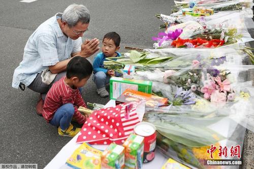 日本大阪发生6.1级地震 民众哀悼遇难者
