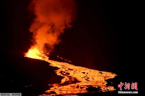 厄瓜多尔伊莎贝拉岛火山爆发 岩浆流淌成河