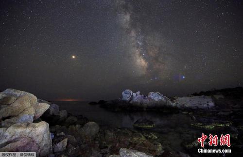 意大利夜空景色绚美 浩瀚星空若外星场景