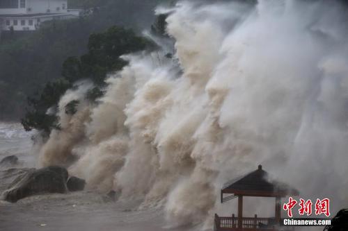 受台风“玛莉亚”影响 浙江温州海域掀起巨浪