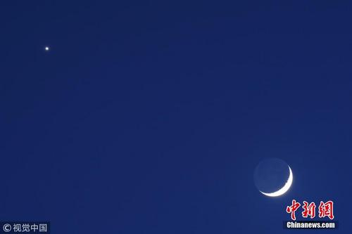 哥伦比亚上空现“金星伴月”奇观