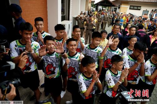 泰国少年足球队出院 透露“洞穴”生活细节