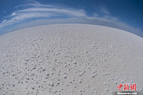 青海察尔汗盐湖 水天之间的梦幻之地 