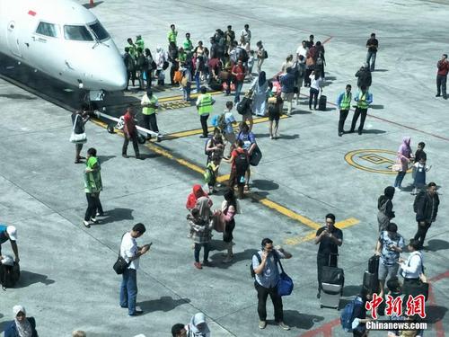 印尼龙目岛再次发生地震 登机乘客被疏散至停机坪