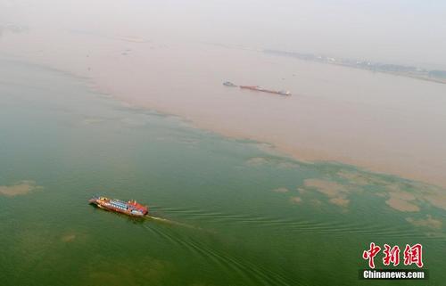 鄱阳湖口现“江湖两色”奇观