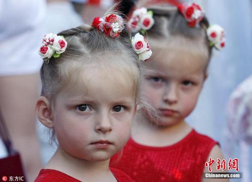  乌克兰200对双胞胎大聚会 创人数新纪录 