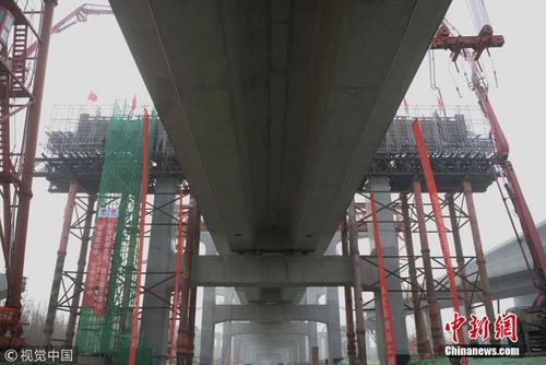 北京新机场轨道线共构段主体结构完工 