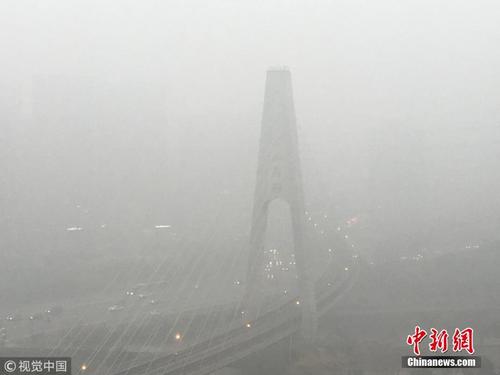 北京发布大雾黄色预警 城区一片雾蒙蒙 