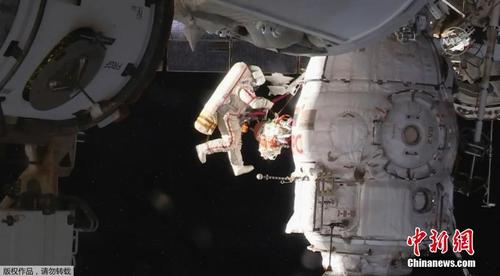 俄罗斯宇航员太空行走检查胶囊泄漏的位置 