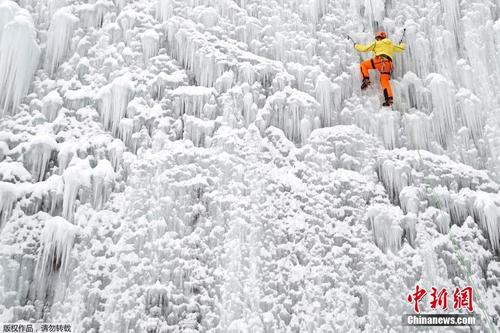 捷克民众庭院造冰墙玩冰上攀岩挑战极限