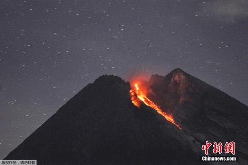 印尼默拉皮火山深夜喷发 熔岩流从山顶淌下