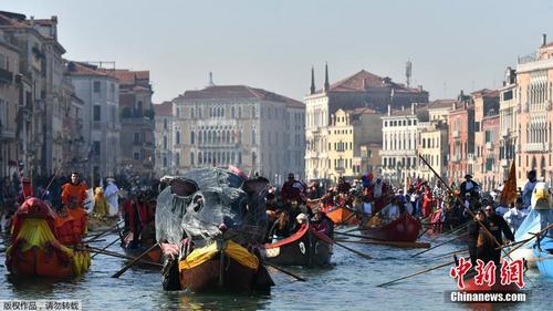 威尼斯狂欢节上演赛舟会 选手运河上驭“鼠”争先 