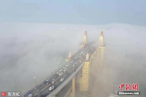 航拍雾中南京长江大桥 气势磅礴
