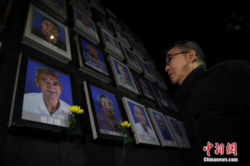 南京举行“去世幸存者熄灯仪式”祈愿和平