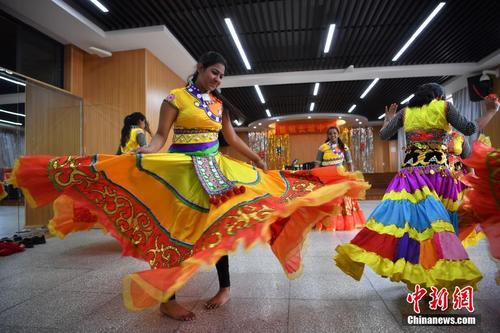 印度中学生昆明交流 学跳中国舞 