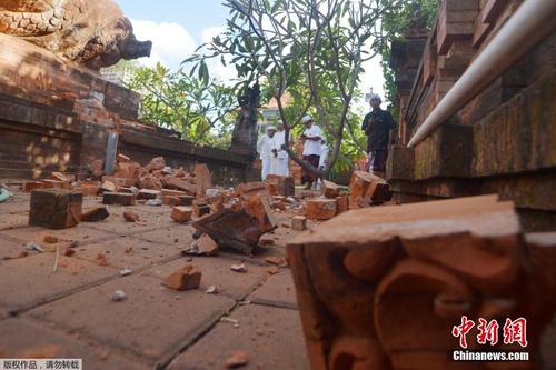 印尼巴厘岛发生6.1级地震 寺庙里一地碎砖