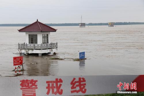 江苏连云港沂河洪峰压境 达到警戒水位