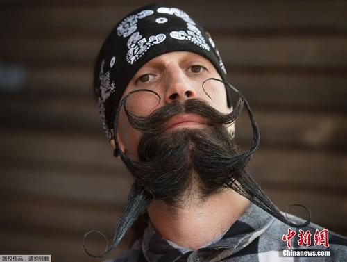 美国加州举办“胡须比赛” 美髯公展胡子造型 