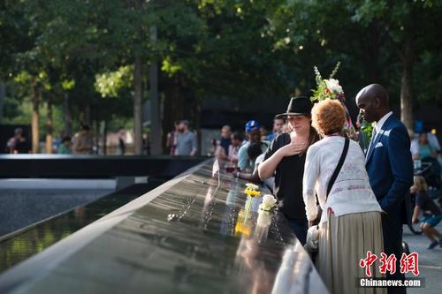 “9.11”十八周年 美国民众在遗址纪念广场悼念遇难者 